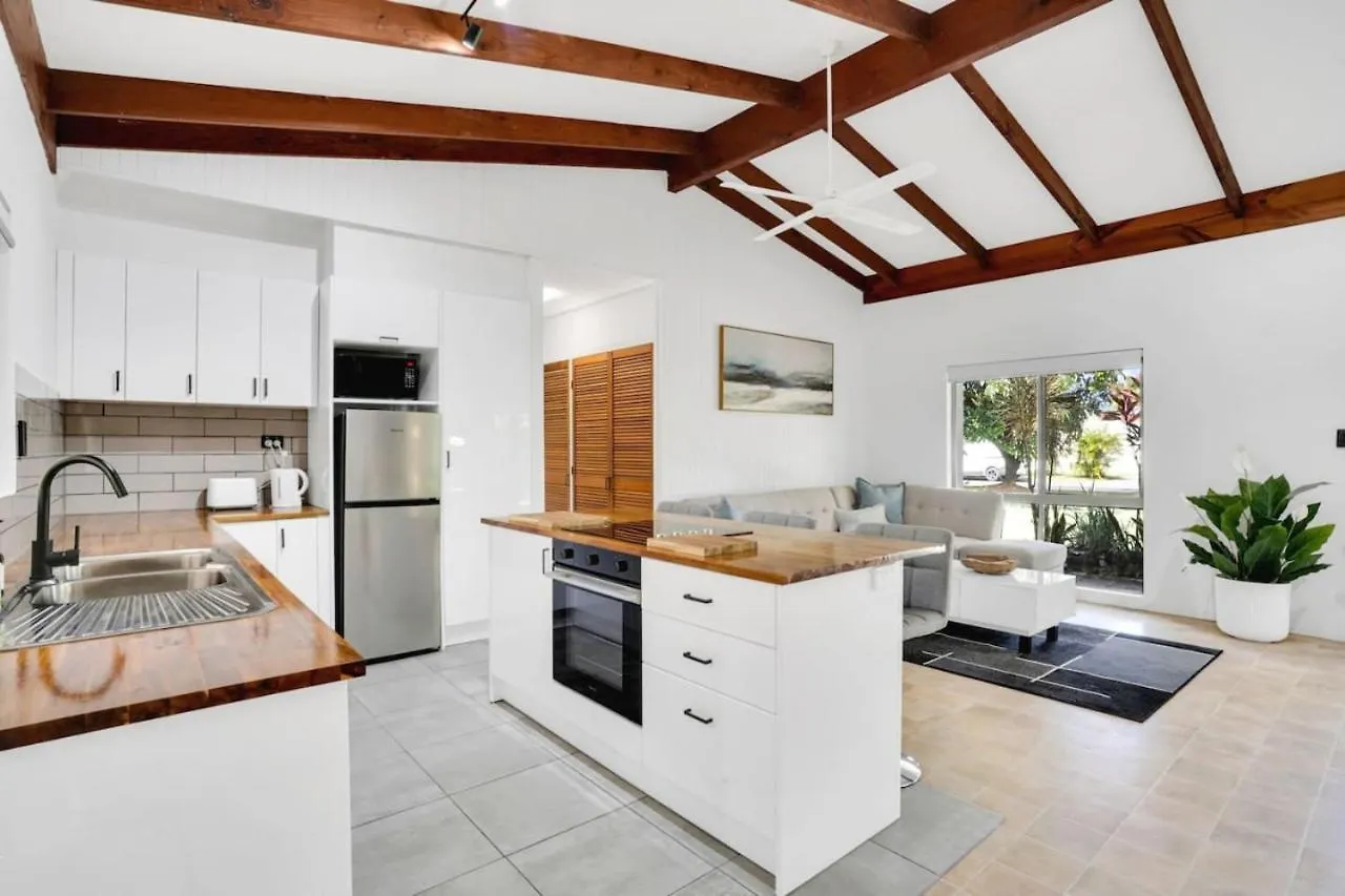Villa Comino On Connemara Trinity Beach Australia